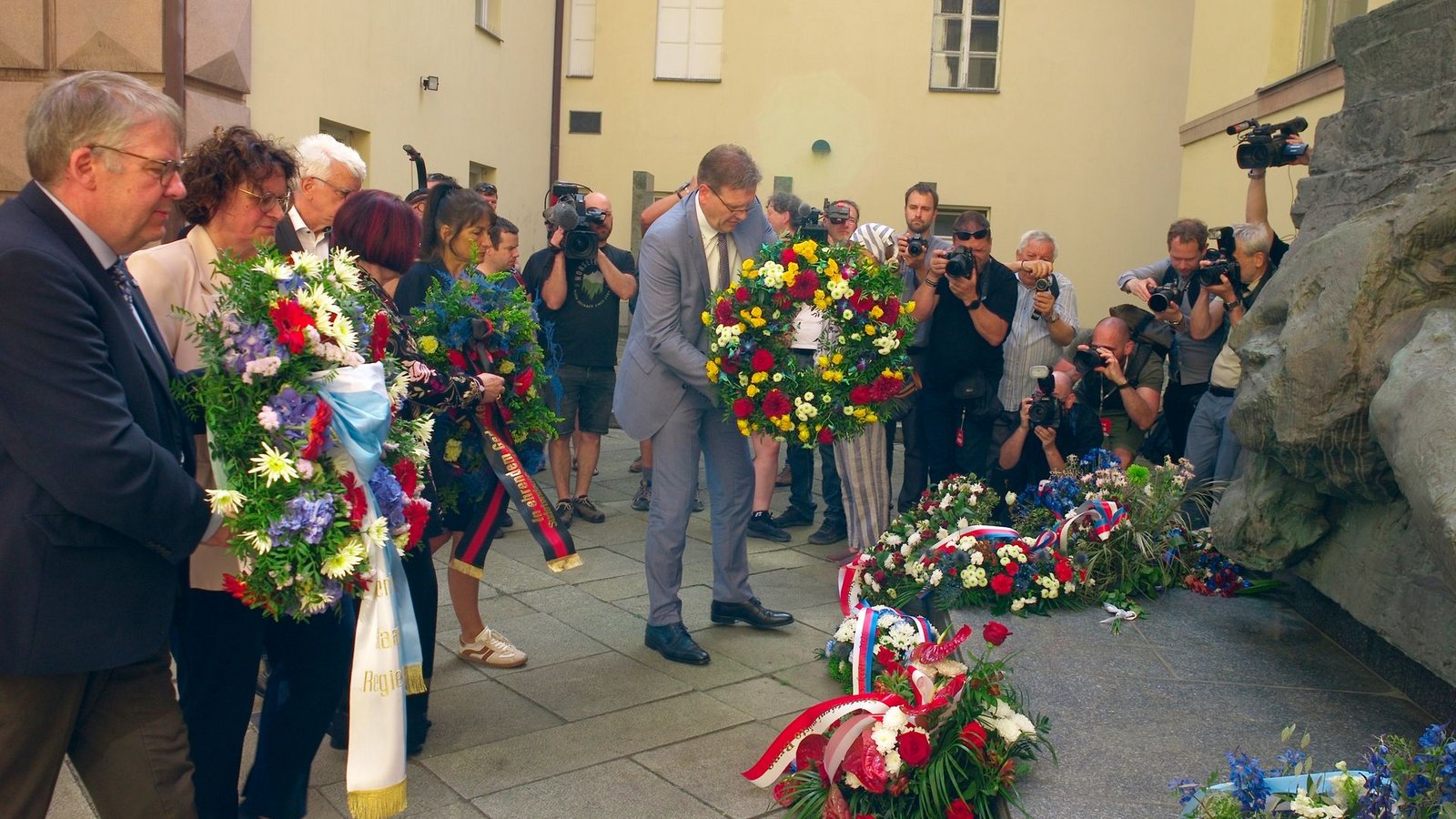 Zum Abschluss des Sudetendeutschen Tags wurden an einem ehemaligen Gestapo-Gefängnis Kränze und Blumen niedergelegt.Foto: Michael Heitmann/dpa Zum Abschluss des Sudetendeutschen Tags wurden an einem ehemaligen Gestapo-Gefängnis Kränze und Blumen niedergelegt.Foto: Michael Heitmann/dpa