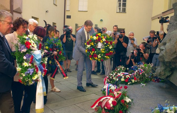 Zum Abschluss des Sudetendeutschen Tags wurden an einem ehemaligen Gestapo-Gefängnis Kränze und Blumen niedergelegt.<span class='image-autor'>Foto: Michael Heitmann/dpa</span>