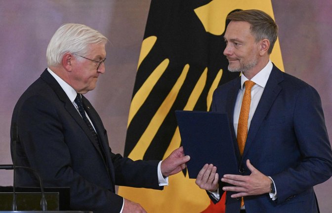 Bundespräsident Steinmeier überreichte auch Bundesfinanzminister Christian Lindner eine Entlassungsurkunde.<span class='image-autor'>Foto: AFP/RALF HIRSCHBERGER</span>