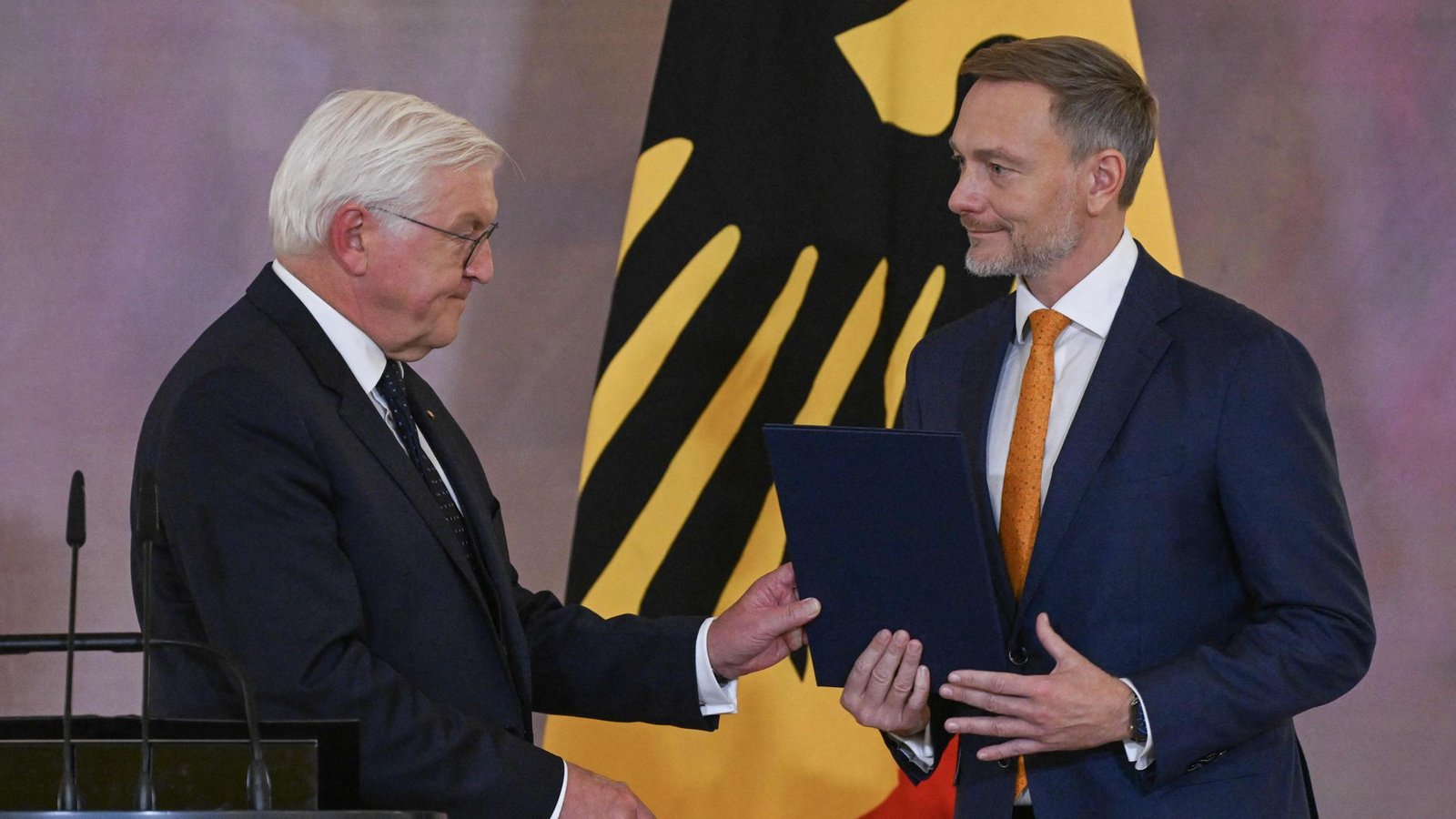 Bundespräsident Steinmeier überreichte auch Bundesfinanzminister Christian Lindner eine Entlassungsurkunde.Foto: AFP/RALF HIRSCHBERGER Bundespräsident Steinmeier überreichte auch Bundesfinanzminister Christian Lindner eine Entlassungsurkunde.Foto: AFP/RALF HIRSCHBERGER