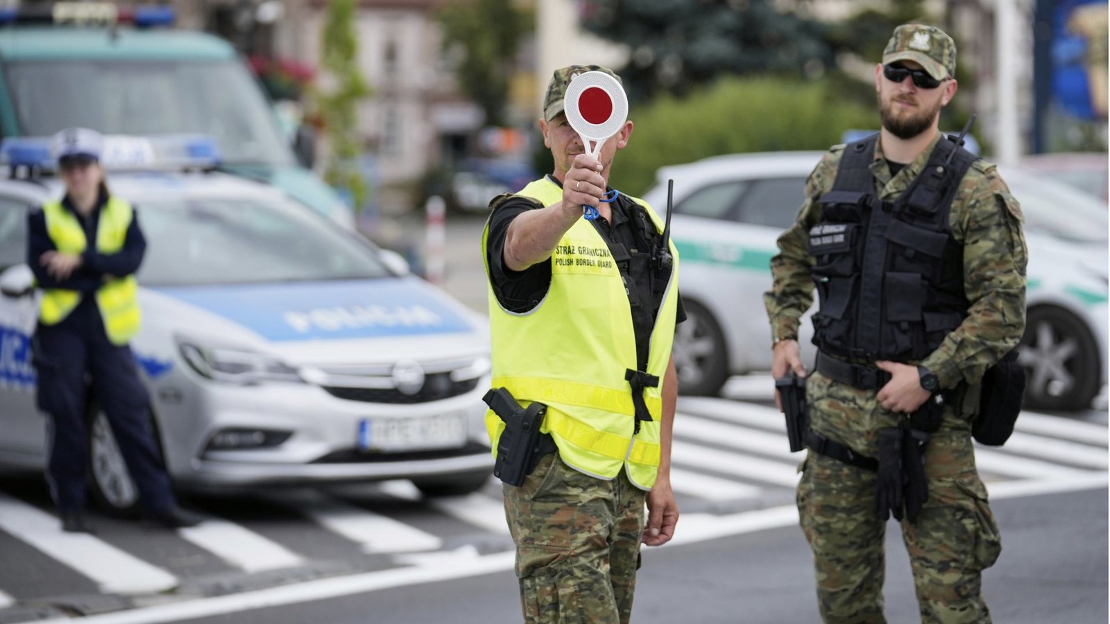 Polnische Polizisten kontrollieren die Grenze in Slubice.Foto: Ebrahim Noroozi/AP/dpa