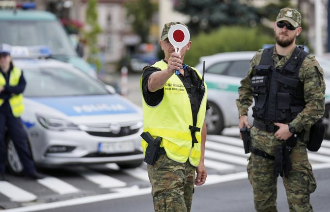 Polnische Polizisten kontrollieren die Grenze in Slubice.<span class='image-autor'>Foto: Ebrahim Noroozi/AP/dpa</span>