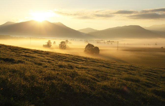 Sonnenaufgang hinter den Bergen.<span class='image-autor'>Foto: rtbilder / shutterstock.com</span>