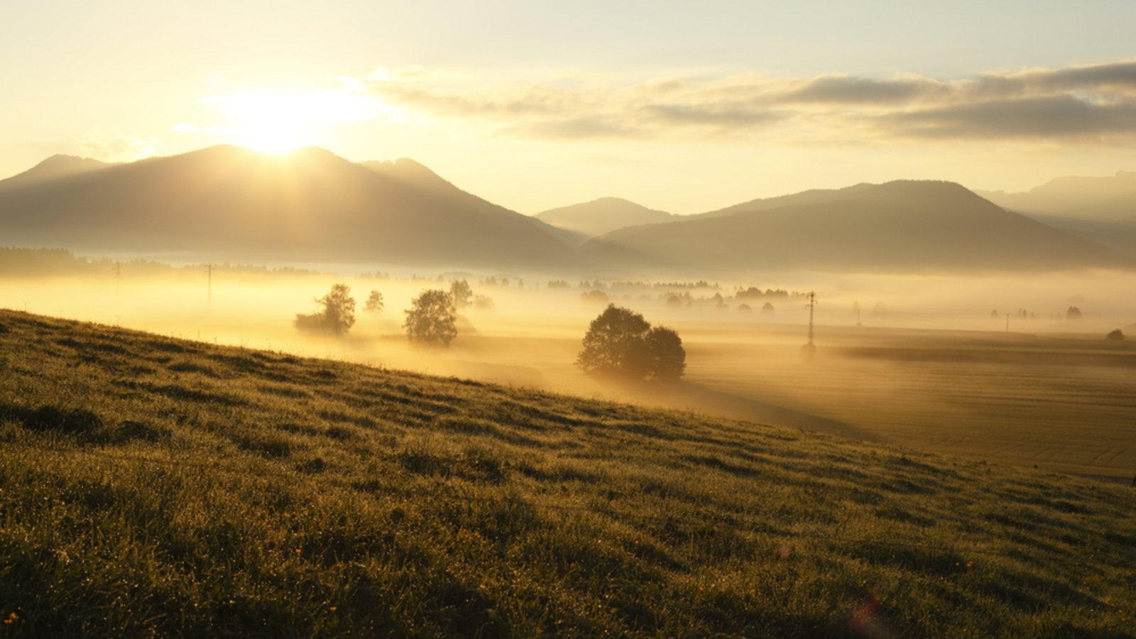 Sonnenaufgang hinter den Bergen.Foto: rtbilder / shutterstock.com Sonnenaufgang hinter den Bergen.Foto: rtbilder / shutterstock.com