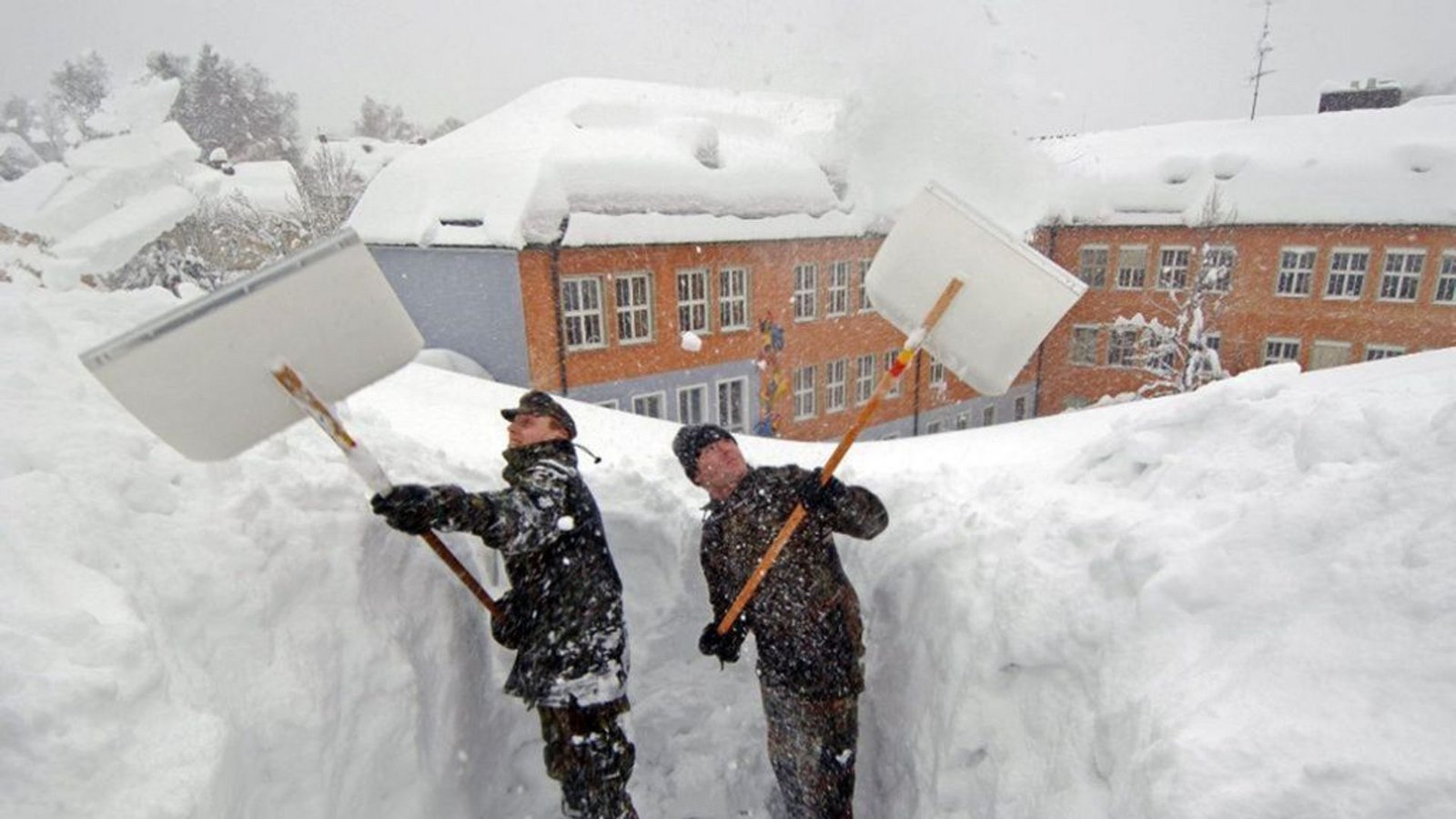 Mit schweren Schneestürmen und meterhohen Schneeverwehungen setzt zum Jahreswechsel in Norddeutschland ein Katastrophenwinter ein. Bei bis zu minus 20 Grad bricht in Schleswig-Holstein, Hamburg, Niedersachsen und der nördlichen DDR der Verkehr nahezu völlig zusammen.Foto: dpa