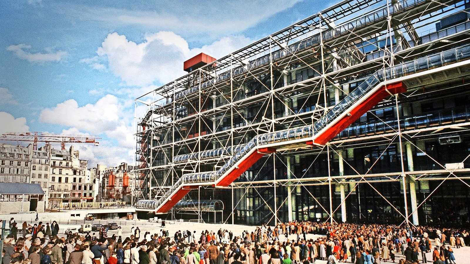 Wie ein Gebilde aus der Zukunft wirkt die in einer diagonal aufsteigenden Glasröhre an der 42 Meter hohen Außenfassade des 1977 eröffneten Pariser Kunst- und Kulturzentrums Centre de Pompidou eingebaute, durch Absätze unterbrochene roten Doppelrolltreppe.Foto: dpa Wie ein Gebilde aus der Zukunft wirkt die in einer diagonal aufsteigenden Glasröhre an der 42 Meter hohen Außenfassade des 1977 eröffneten Pariser Kunst- und Kulturzentrums Centre de Pompidou eingebaute, durch Absätze unterbrochene roten Doppelrolltreppe.Foto: dpa