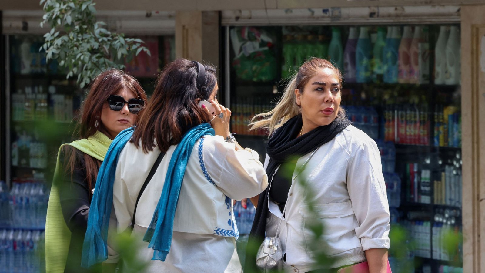Iranische Frauen nutzen die Schwäche des Regimes und zeigen sich gerade immer häufiger ohne Kopftuch.Foto: AFP/Atta Kettare