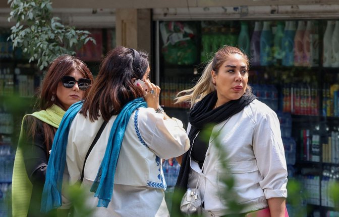 Iranische Frauen nutzen die Schwäche des Regimes und zeigen sich gerade immer häufiger ohne Kopftuch.<span class='image-autor'>Foto: AFP/Atta Kettare</span>