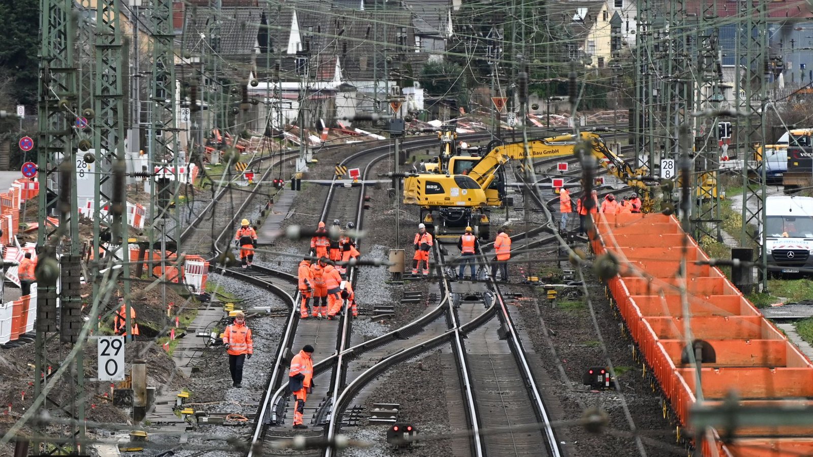 Die Bahn baut zurzeit massiv, hier auf der Riedbahn zwischen Mannheim und Frankfurt. Beim Geld dafür zeigte die Ampel-Koalition Einigkeit.Foto: dpa/Arne Dedert Die Bahn baut zurzeit massiv, hier auf der Riedbahn zwischen Mannheim und Frankfurt. Beim Geld dafür zeigte die Ampel-Koalition Einigkeit.Foto: dpa/Arne Dedert