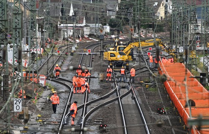 Die Bahn baut zurzeit massiv, hier auf der Riedbahn zwischen Mannheim und Frankfurt. Beim Geld dafür zeigte die Ampel-Koalition Einigkeit.<span class='image-autor'>Foto: dpa/Arne Dedert</span>