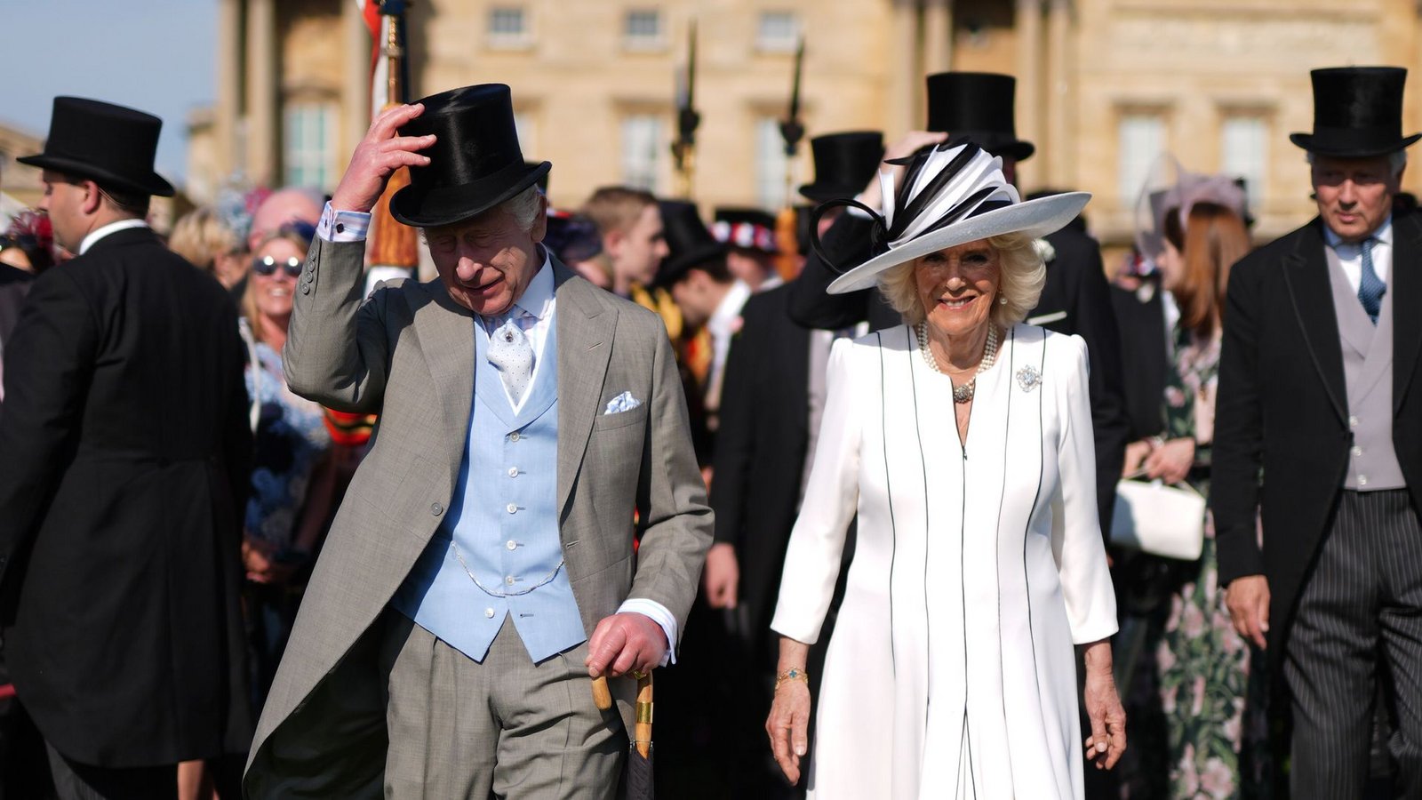König Charles III. und Königin Camilla bei der königlichen Gartenparty im Buckingham-Palast.Foto: Jordan Pettitt/PA Wire/dpa