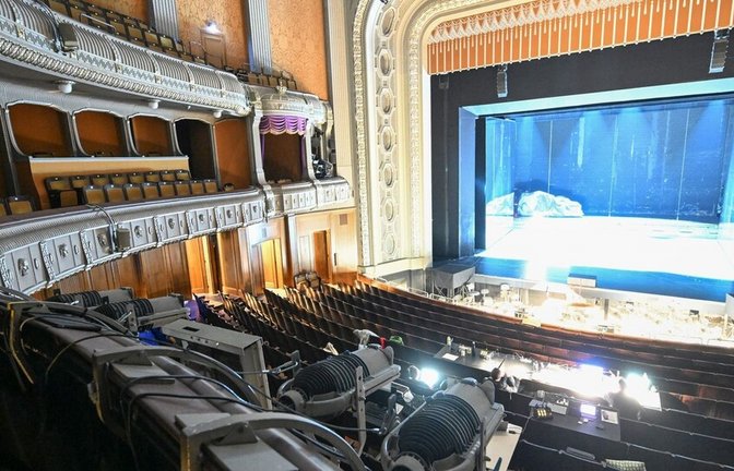 Harrt der Entscheidung über eine Sanierung: Das Stuttgarter Opernhaus am Eckensee.<span class='image-autor'>Foto: dpa/Bernd Weißbrod</span>