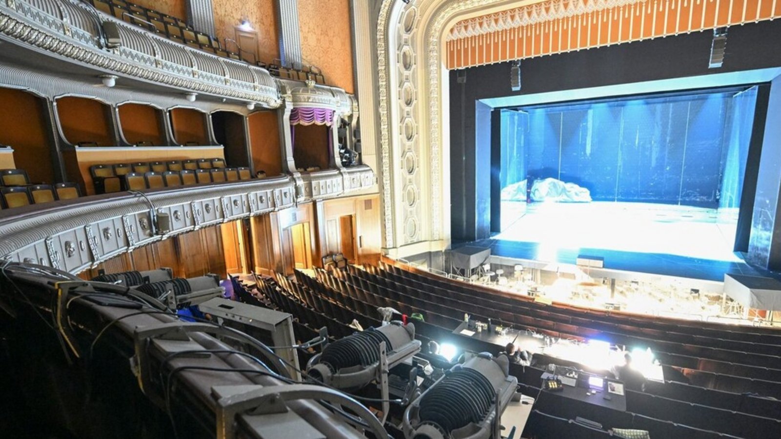 Harrt der Entscheidung über eine Sanierung: Das Stuttgarter Opernhaus am Eckensee.Foto: dpa/Bernd Weißbrod Harrt der Entscheidung über eine Sanierung: Das Stuttgarter Opernhaus am Eckensee.Foto: dpa/Bernd Weißbrod