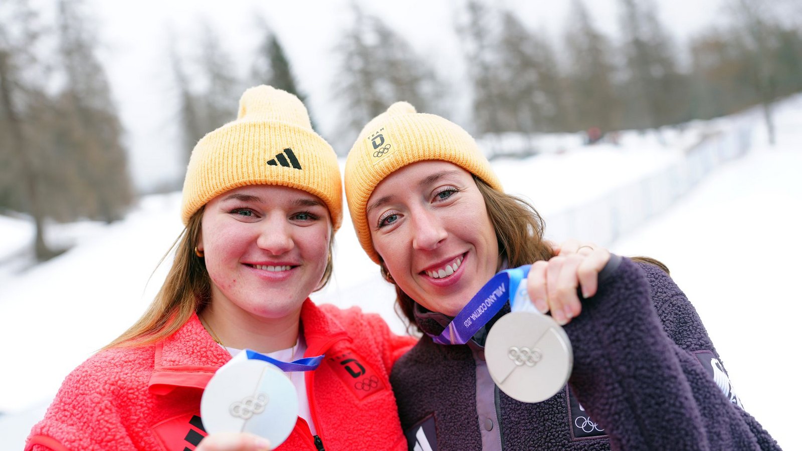 Gemeinsam mit Kira Weidle-Winkelmann gewann Aicher noch eine Medaille: Silber in der alpinen Team-Kombination.Foto: Michael Kappeler/dpa Gemeinsam mit Kira Weidle-Winkelmann gewann Aicher noch eine Medaille: Silber in der alpinen Team-Kombination.Foto: Michael Kappeler/dpa
