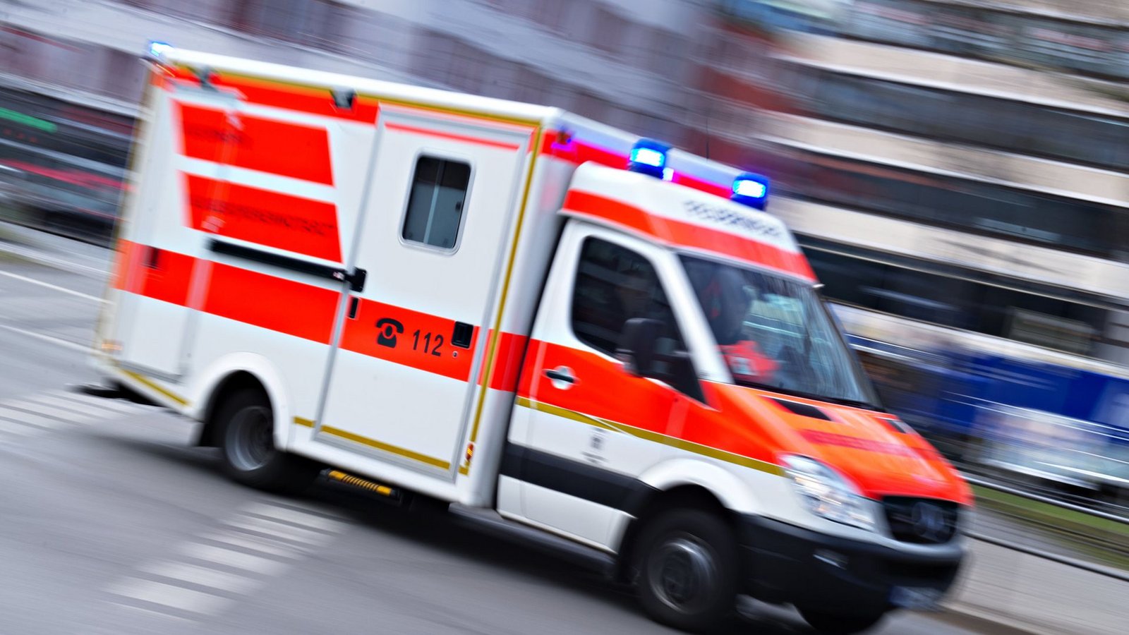 Rettungskräfte brachten Vater und Sohn in eine Klinik. (Symbolbild)Foto: dpa/Nicolas Armer Rettungskräfte brachten Vater und Sohn in eine Klinik. (Symbolbild)Foto: dpa/Nicolas Armer