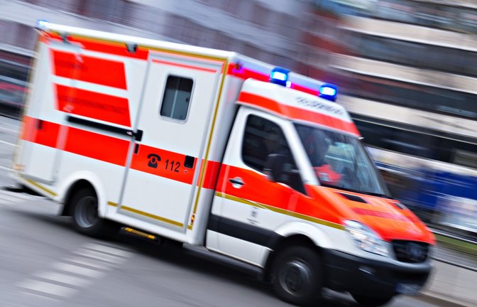 Rettungskräfte brachten Vater und Sohn in eine Klinik. (Symbolbild)<span class='image-autor'>Foto: dpa/Nicolas Armer</span>