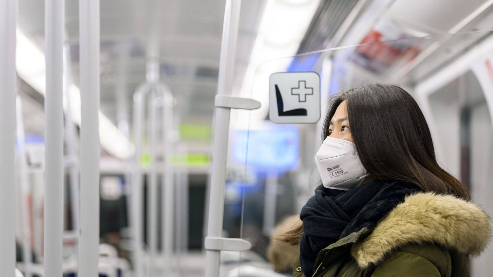 Auch wenn man die einzige Person ist, die noch eine Maske trägt, hat man anderen gegenüber keine Begründungspflicht.Foto: imago//Dwi Anoraganingrum Auch wenn man die einzige Person ist, die noch eine Maske trägt, hat man anderen gegenüber keine Begründungspflicht.Foto: imago//Dwi Anoraganingrum