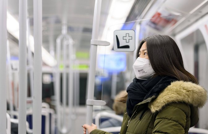 Auch wenn man die einzige Person ist, die noch eine Maske trägt, hat man anderen gegenüber keine  Begründungspflicht.<span class='image-autor'>Foto: imago//Dwi Anoraganingrum</span>