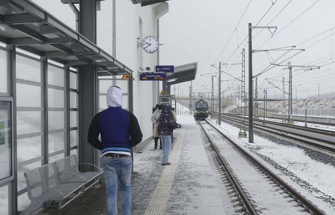 Kuschlig ist es im Winter am Bahnsteig in Merklingen nicht gerade.<span class='image-autor'>Foto: /Ralf Heisele</span>