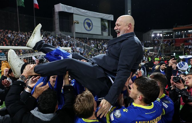Bosniens Trainer Sergej Barbarez lässt sich nach dem Sieg feiern.<span class='image-autor'>Foto: Armin Durgut/AP/dpa</span>