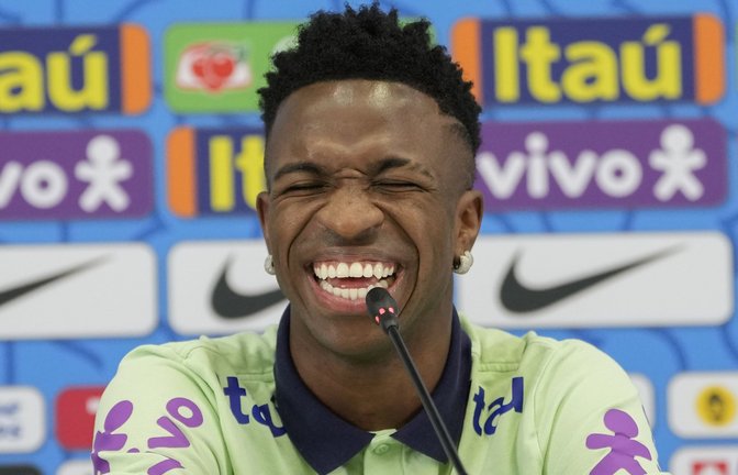 Brasiliens Stürmer Vinicius Junior konnte bei der Pressekonferenz wegen des ungebetenen Gasts  fast nicht mehr aufhören zu lachen.<span class='image-autor'>Foto: dpa/Andre Penner</span>