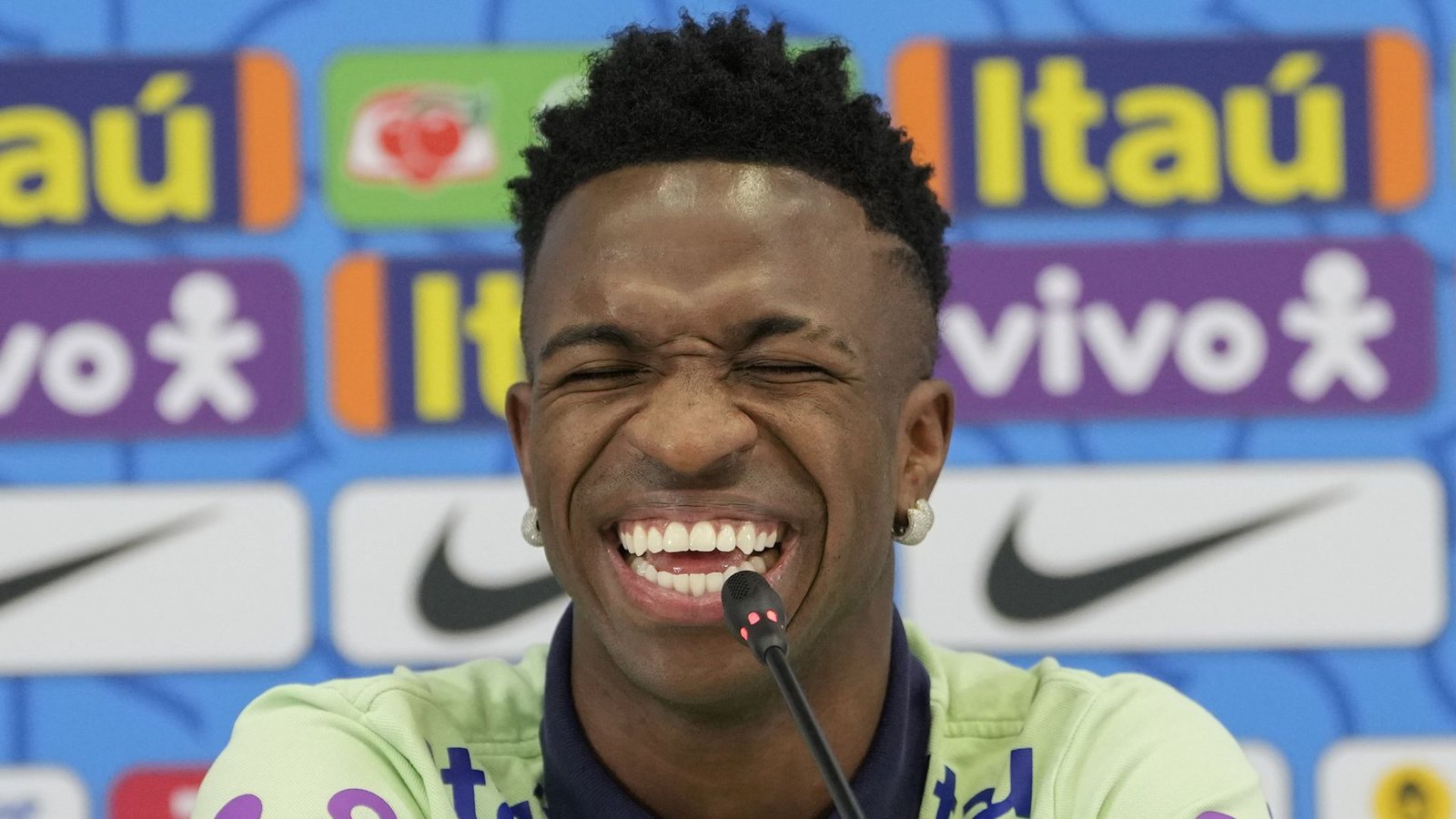 Brasiliens Stürmer Vinicius Junior konnte bei der Pressekonferenz wegen des ungebetenen Gasts  fast nicht mehr aufhören zu lachen.Foto: dpa/Andre Penner