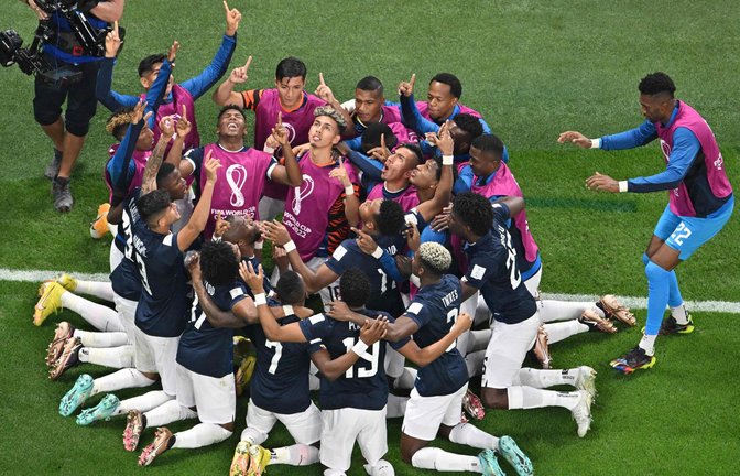 Treffer für Ecuador: Énner Valencia feiert mit seinem Team.<span class='image-autor'>Foto: AFP/ANTONIN THUILLIER</span>