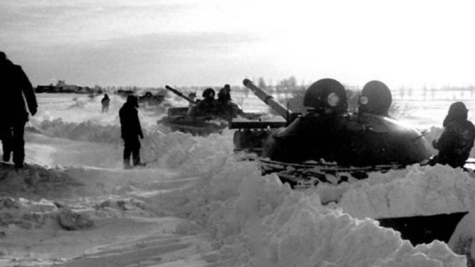 Mit Kampfpanzern bahnen sich Pioniertruppen der Nationalen Volksarmee einen Weg durch das Schneechaos.Foto: dpa