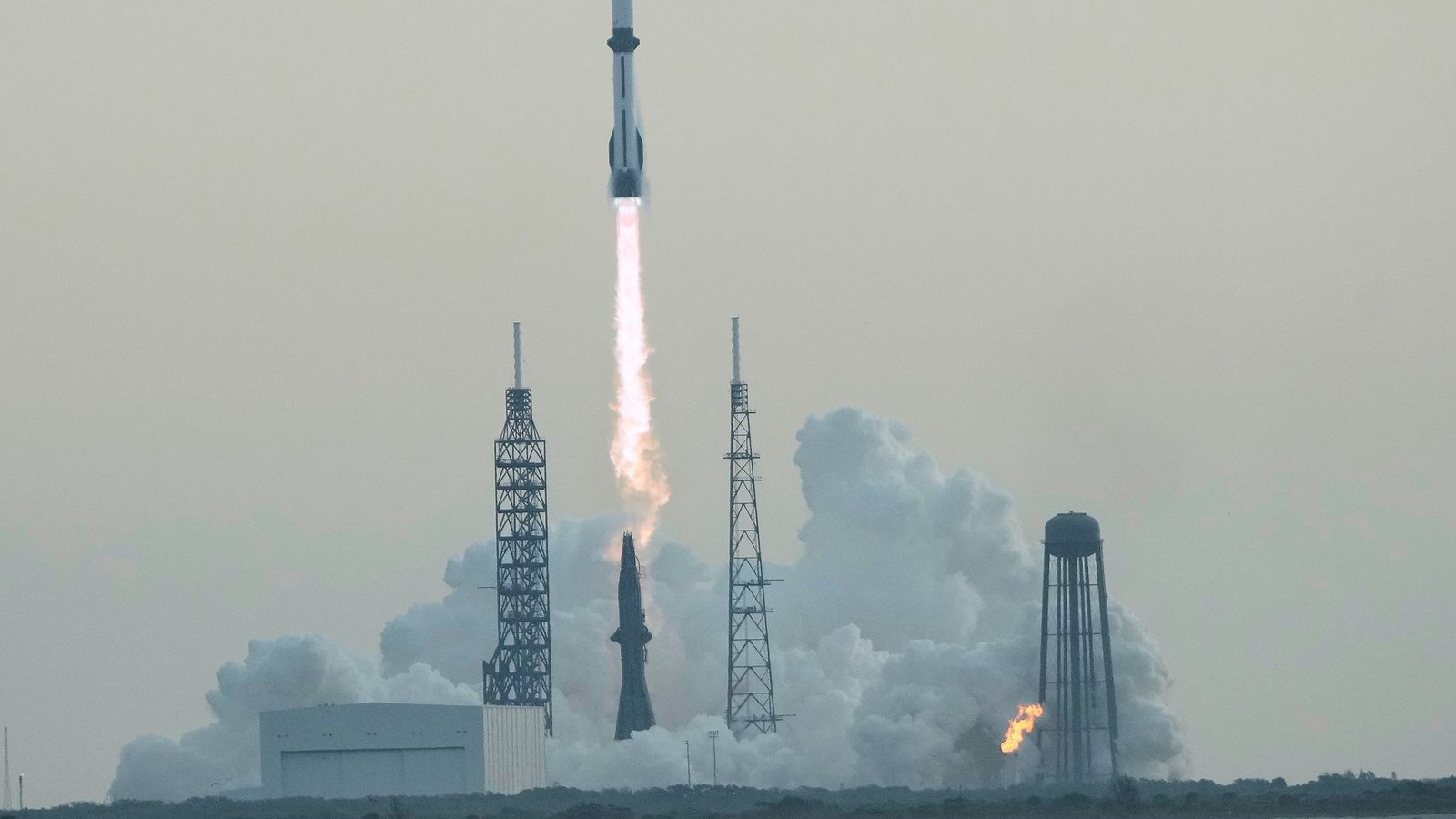Vor dem Start einer New Glenn Rakete gab es eine Explosion. (Archivbild)Foto: John Raoux/AP/dpa