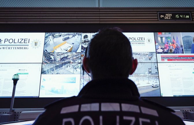 Auf diesem Symbolbild überwacht ein Polizist mehrere Bildschirme in einem Führungszentrum.<span class='image-autor'>Foto: Uwe Anspach/dpa</span>