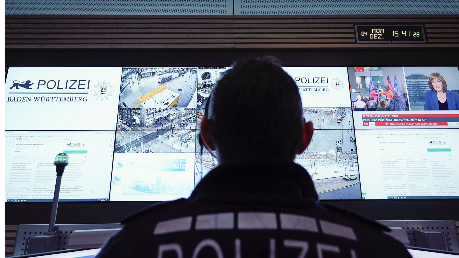 Auf diesem Symbolbild überwacht ein Polizist mehrere Bildschirme in einem Führungszentrum.Foto: Uwe Anspach/dpa Auf diesem Symbolbild überwacht ein Polizist mehrere Bildschirme in einem Führungszentrum.Foto: Uwe Anspach/dpa