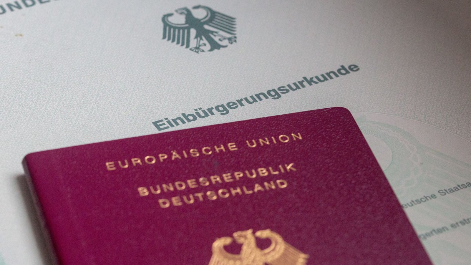 Der deutsche Pass wird ab Ende Juni einfacher zu bekommen sein. Doch schon jetzt kommen die Ämter nicht hinterher.Foto: dpa/Fernando Gutierrez-Juarez