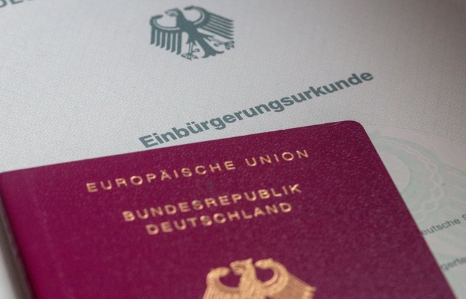 Der deutsche Pass wird ab Ende Juni einfacher zu bekommen sein. Doch schon jetzt kommen die Ämter nicht hinterher.<span class='image-autor'>Foto: dpa/Fernando Gutierrez-Juarez</span>
