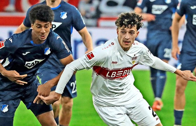 Ist beim VfB seit dem Hoffenheim-Spiel im Dezember nicht mehr auf dem Platz in Erscheinung getreten: Ameen Al-Dakhil (rechts).<span class='image-autor'>Foto: IMAGO/Sportfoto Rudel</span>
