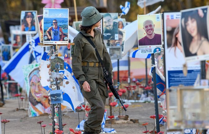 Erinnerung an die ersten Opfer des Überfalls auf Israel: Eine Soldatin besucht die Gedenkstätte für von Hamas-Terroristen  ermordete oder verschleppte Festival-Besucher.<span class='image-autor'>Foto: dpa/Israel Hadari</span>