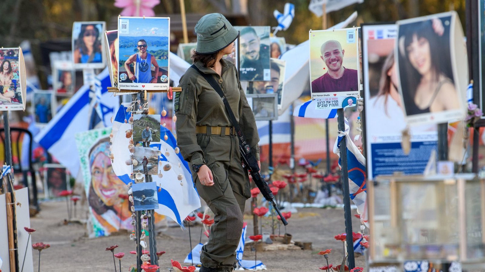 Erinnerung an die ersten Opfer des Überfalls auf Israel: Eine Soldatin besucht die Gedenkstätte für von Hamas-Terroristen ermordete oder verschleppte Festival-Besucher.Foto: dpa/Israel Hadari Erinnerung an die ersten Opfer des Überfalls auf Israel: Eine Soldatin besucht die Gedenkstätte für von Hamas-Terroristen ermordete oder verschleppte Festival-Besucher.Foto: dpa/Israel Hadari