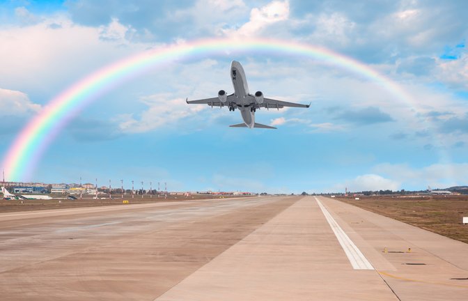 Bei der Flugbuchung findet man unter anderem Nonstop- und Direktflüge. Doch worin besteht der Unterschied?<span class='image-autor'>Foto: muratart / shutterstock.com</span>