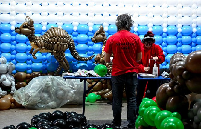 Aus Luftballons mach Dino: Rund 100 Künstler haben für die Ausstellung "Luftballonwelten" Tiere, Pflanzen und Sehenswürdigkeiten nachgebaut.<span class='image-autor'>Foto: Sven Hoppe/dpa</span>