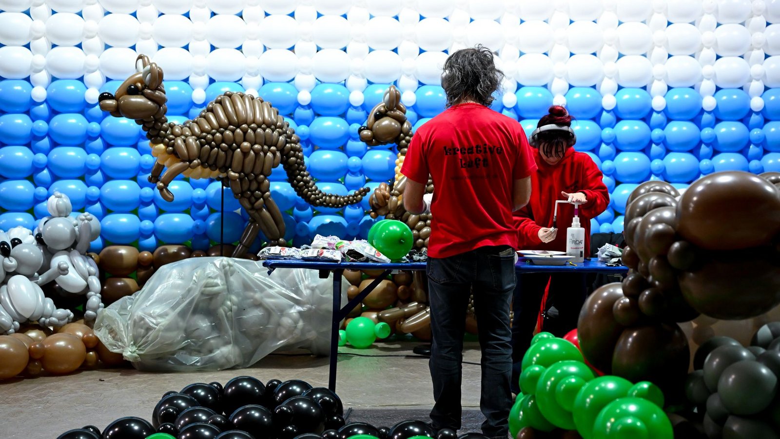 Aus Luftballons mach Dino: Rund 100 Künstler haben für die Ausstellung "Luftballonwelten" Tiere, Pflanzen und Sehenswürdigkeiten nachgebaut.Foto: Sven Hoppe/dpa