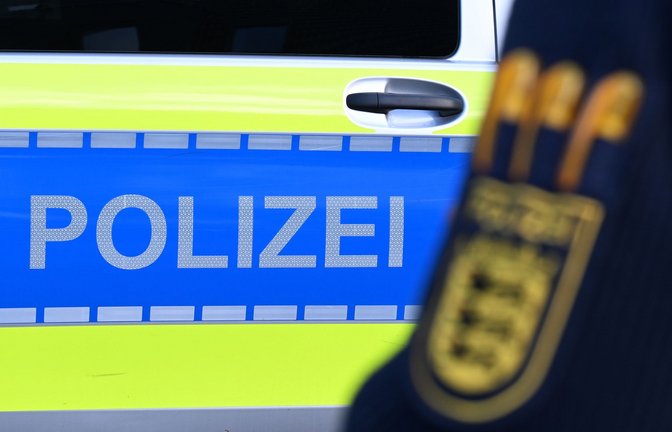 Ein Polizist ist mit seinem Motorrad bei einem Fahrsicherheitstraining verunglückt und gestorben. (Symbolbild)<span class='image-autor'>Foto: Bernd Weißbrod/dpa</span>