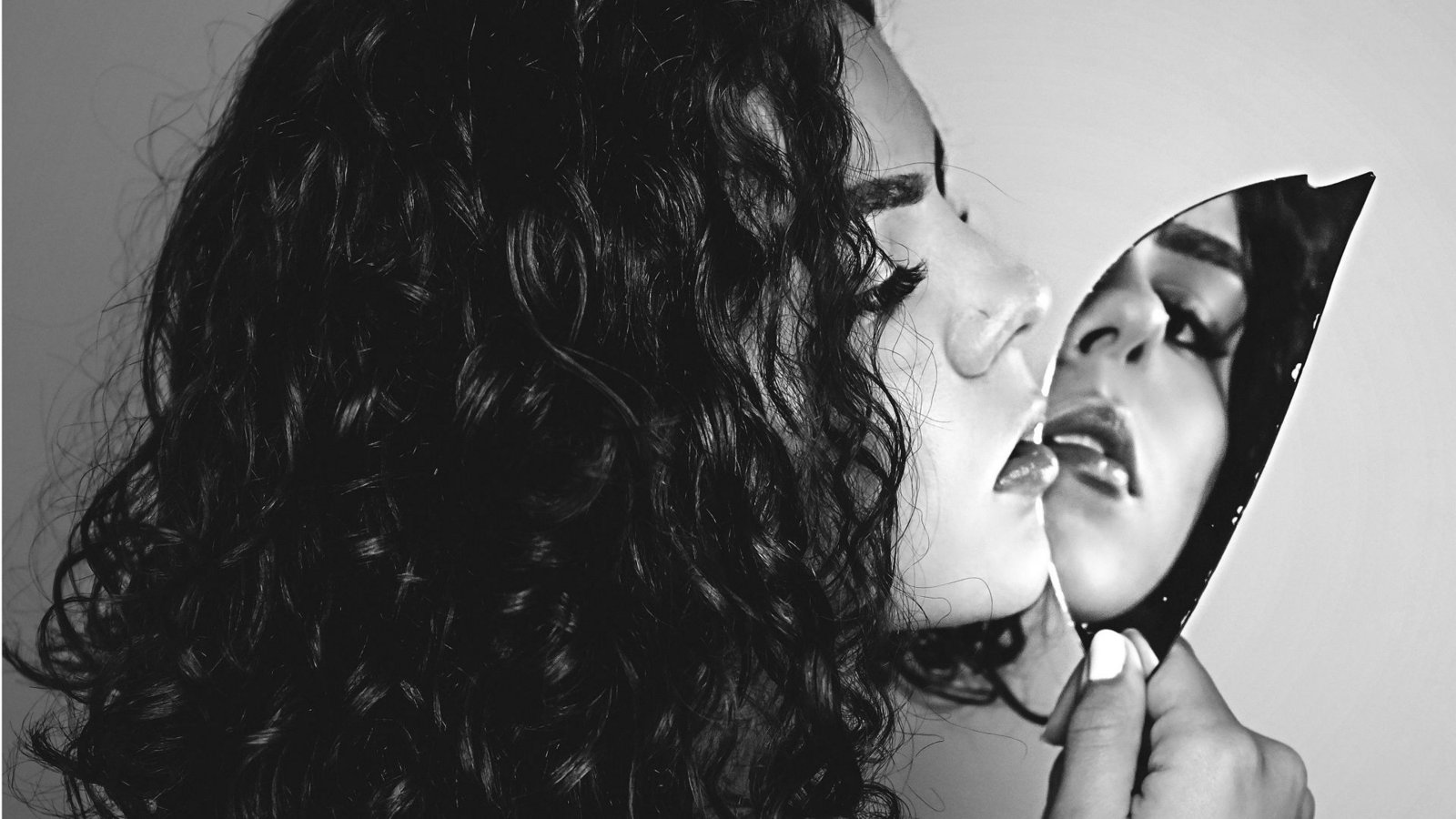 „Frauen“, sagt Psychiater Lammers, „zeigen ihren Narzissmus häufiger durch den Fokus auf Attraktivität beziehungsweise Aussehen, während es Männern eher um Status und Erfolg geht.“Foto: Unsplash/Lorena Ste „Frauen“, sagt Psychiater Lammers, „zeigen ihren Narzissmus häufiger durch den Fokus auf Attraktivität beziehungsweise Aussehen, während es Männern eher um Status und Erfolg geht.“Foto: Unsplash/Lorena Ste