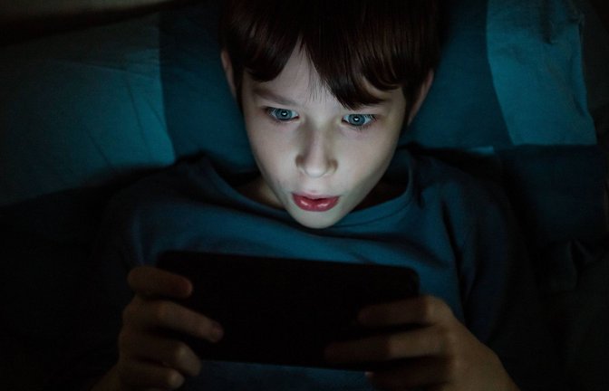 Zocken statt schlafen: Für viele Kinder und Jugendliche entwickelt das Smartphone Suchtpotenzial.<span class='image-autor'>Foto: IMAGO/Zoonar</span>