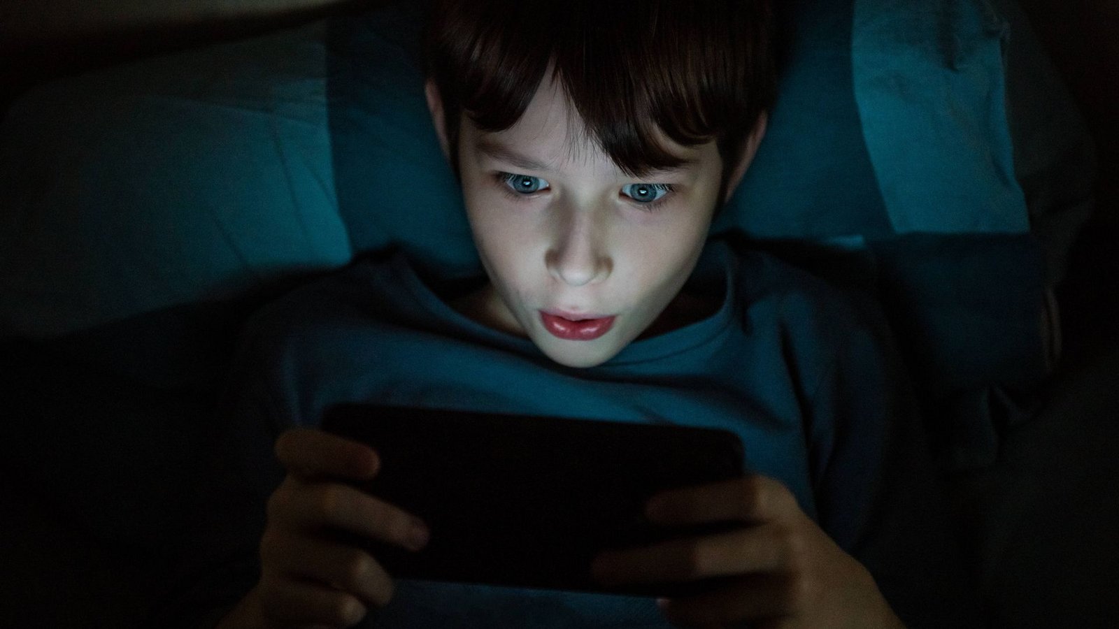 Zocken statt schlafen: Für viele Kinder und Jugendliche entwickelt das Smartphone Suchtpotenzial.Foto: IMAGO/Zoonar Zocken statt schlafen: Für viele Kinder und Jugendliche entwickelt das Smartphone Suchtpotenzial.Foto: IMAGO/Zoonar