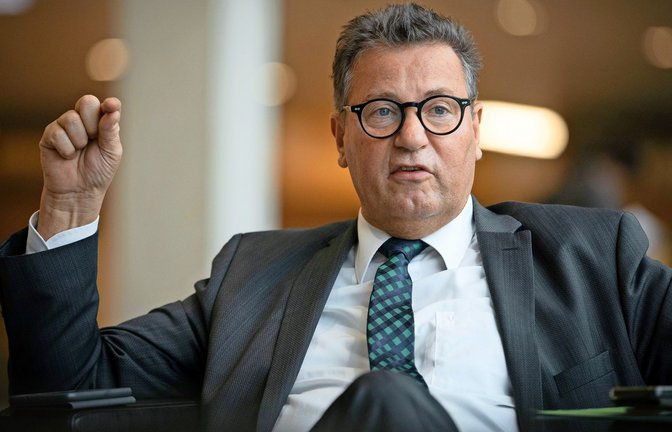 Peter Hauk (CDU) spricht von der Artenvielfalt auf Golfplätzen.<span class='image-autor'>Foto: Lichtgut/Leif Piechowski/Leif Piechowski</span>