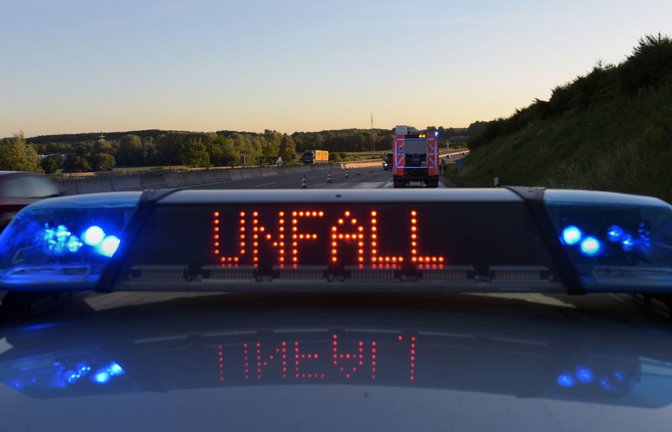 Die Polizei sperrte die Autobahn. (Symbolbild)<span class='image-autor'>Foto: dpa/Stefan Puchner</span>