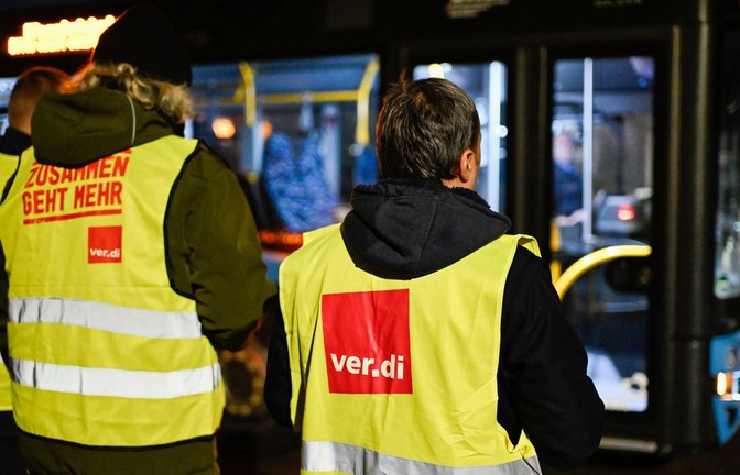 Busfahrer und -fahrerinnen haben am Donnerstag die Arbeit niedergelegt (Symbolbild).<span class='image-autor'>Foto: dpa/Uwe Anspach</span>