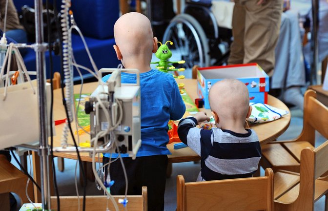 Derzeit erkranken in Deutschland jedes Jahr rund 2000 Kinder neu an Krebs. Die Heilungsrate  liegt etwa bei 80 Prozent.<span class='image-autor'>Foto: picture alliance/dpa/Tobias Hase</span>