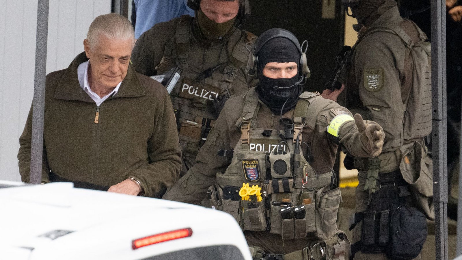 Befehlshaber der deutschen Armee: In Handschellen wird Rüdiger von Pescatore nach einem Prozesstag in Frankfurt von Polizisten des Spezialeinsatzkommandos Hessen zurück ins Gefängnis transportiert.Foto: dpa/Boris Roessler Befehlshaber der deutschen Armee: In Handschellen wird Rüdiger von Pescatore nach einem Prozesstag in Frankfurt von Polizisten des Spezialeinsatzkommandos Hessen zurück ins Gefängnis transportiert.Foto: dpa/Boris Roessler
