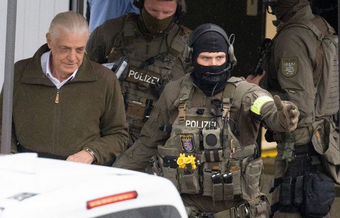 Befehlshaber der deutschen Armee: In Handschellen wird Rüdiger von Pescatore nach einem Prozesstag in Frankfurt von Polizisten des Spezialeinsatzkommandos Hessen zurück ins Gefängnis transportiert.<span class='image-autor'>Foto: dpa/Boris Roessler</span>