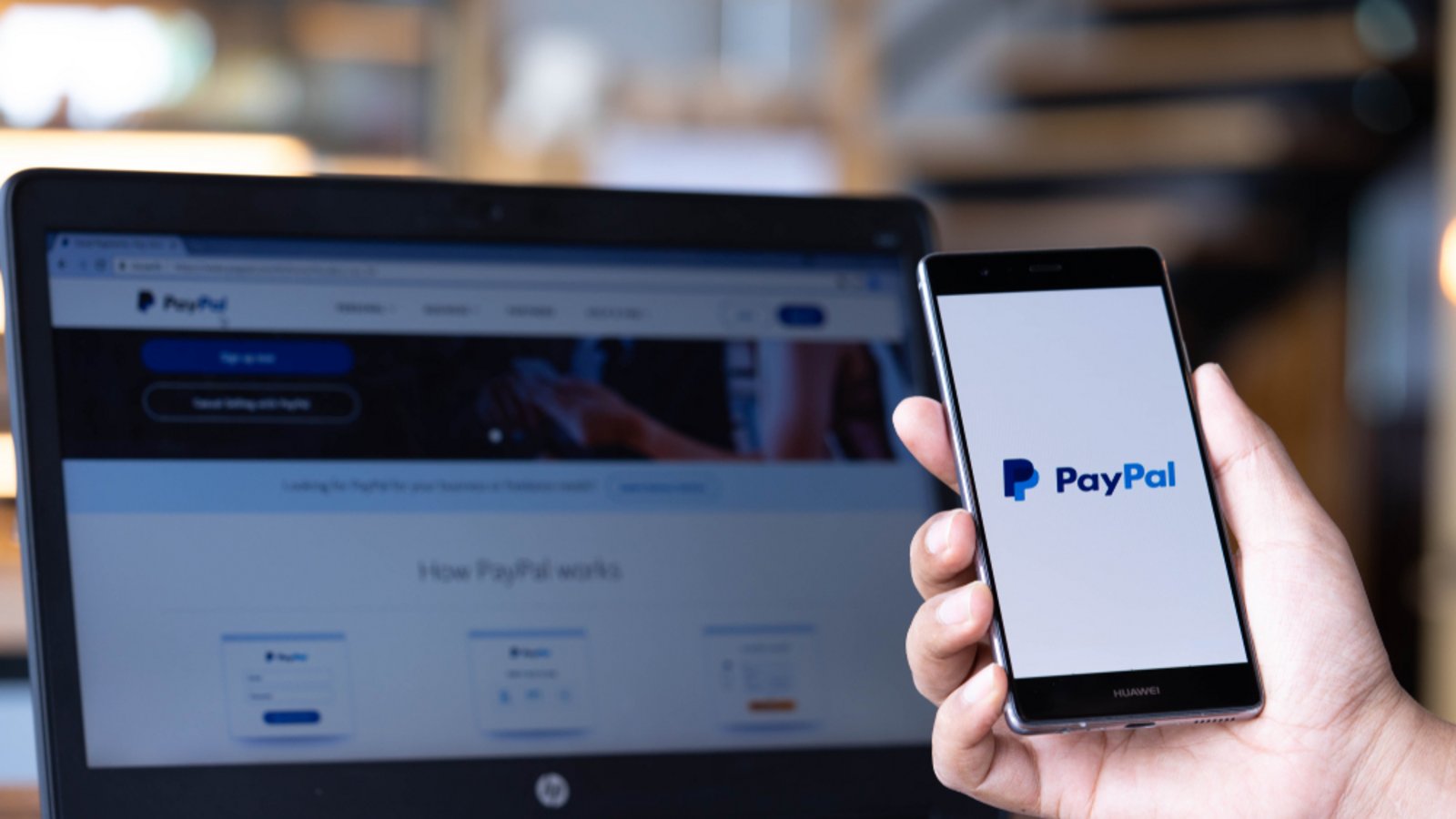 Wie kann man Geld auf PayPal einzahlen?Foto: Nopparat Khokthong/ Shutterstock